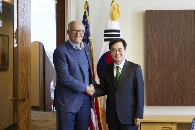 지난 9일(현지시간) 김동연 경기도지사와 제이 인즐리 워싱턴주지사가 만나 기념촬영을 하고 있다. (사진=경기도 제공) 