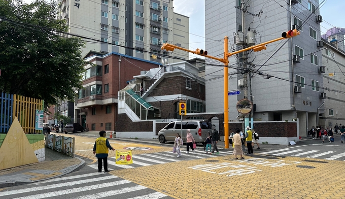 지난 17일 오전 8시 37분 인천 부평남초등학교 학생들이 등교하고 있다. ( 사진 = 김주헌 기자 )