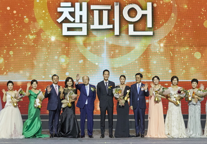 김승연 한화그룹 회장(왼쪽 5번째)이 한화생명금융서비스 연도대상 시상식에서 여승주 한화생명 대표이사(왼쪽 3번째), 김동원 한화생명 사장(왼쪽 6번째), 이경근 한화생명금융서비스 대표이사(왼쪽 8번째), 및 챔피언 수상자들과 함께 기념촬영을 하고 있다. (사진=한화생명 제공)