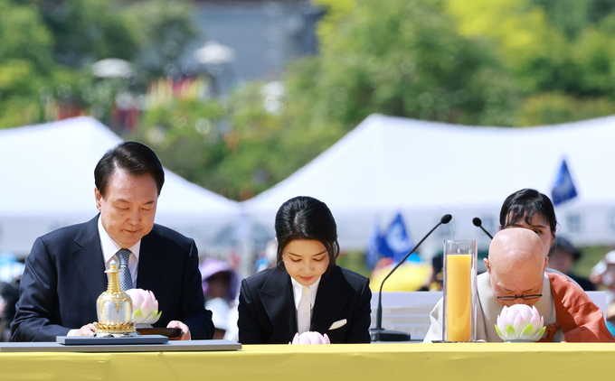 윤석열 대통령과 김건희 여사가 19일 양주 회암사지에서 열린 ‘회암사 사리 이운 기념 문화축제 및 삼대화상 다례재’에서 헌등하고 있다. (사진=연합뉴스)