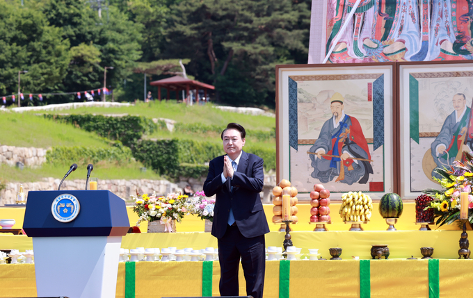 윤석열 대통령이 19일 양주 회암사지에서 열린 ‘회암사 사리 이운 기념 문화축제 및 삼대화상 다례재’에서 축사하기 전 참석자들에게 합장 인사를 하고 있다. (사진=연합뉴스)