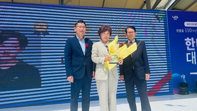 대경대학교 이채영(가운데) 총장이 남양주 진접읍 개청 110주년 기념행사에서 지역발전 공로 감사패를 받고 관계자들과 기념촬영을 하고 있다. (사진=대경대 제공)