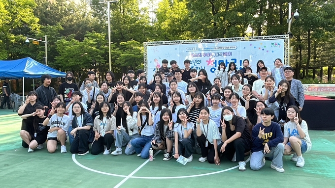 화성시청소년어울림마당 ‘청마루’ 축제 기념촬영. (사진=화성시여성가족청소년재단 제공)