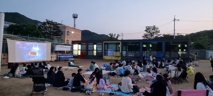 17일 세월초등학교 운동장에서 세월 달빛시네마 영화제가 열리고 있다. (사진=세월초등학교 제공)