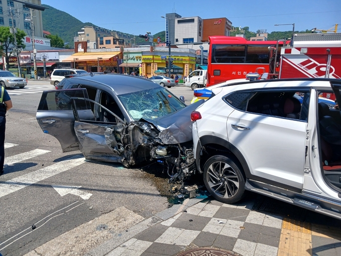 19일 오후 12시 28분쯤 인천 계양구 계산구 계산역 인근에서 발생한 연쇄 교통사고로 파손된 차량 모습. ( 사진 = 인천소방본부 제공 )