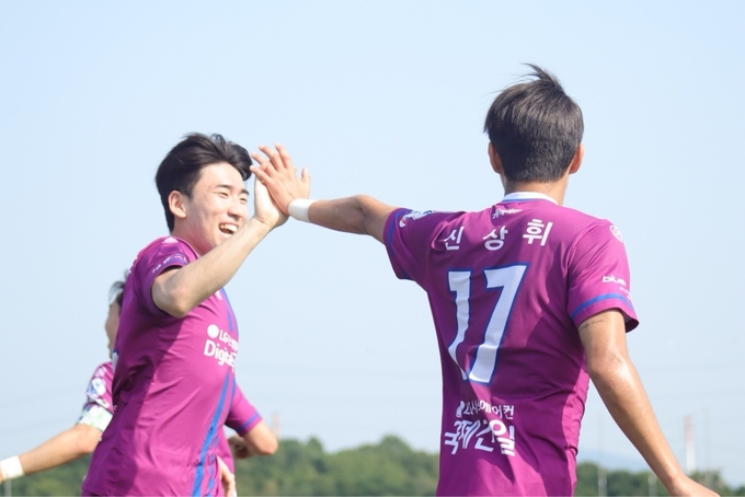 남양주FC 신상휘 선수가 당진시민축구단과의 경기에서 네 번째 추가 골을 넣은 뒤 동료 선수와 하이파이브를 하며 기뻐하고 있다. (사진=남양주시 제공)