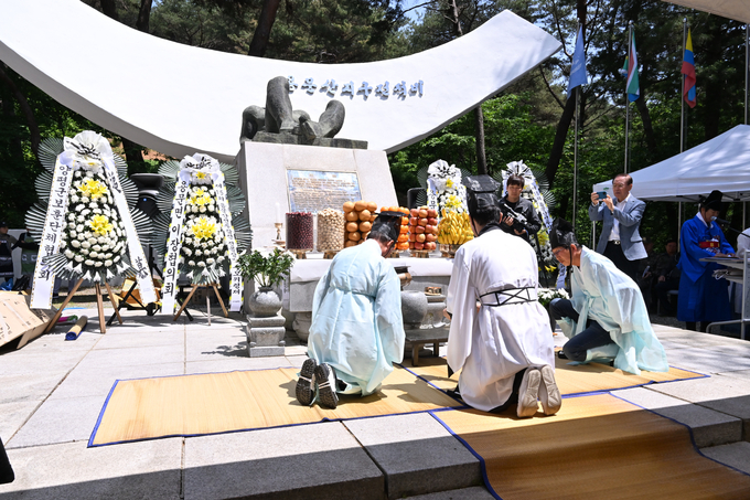 양평문화원 용문분원이 제15회 용문산전투참전 전몰장병 추모 위령제를 지내고 있다. (사진=양평문화원 용문분원 제공))
