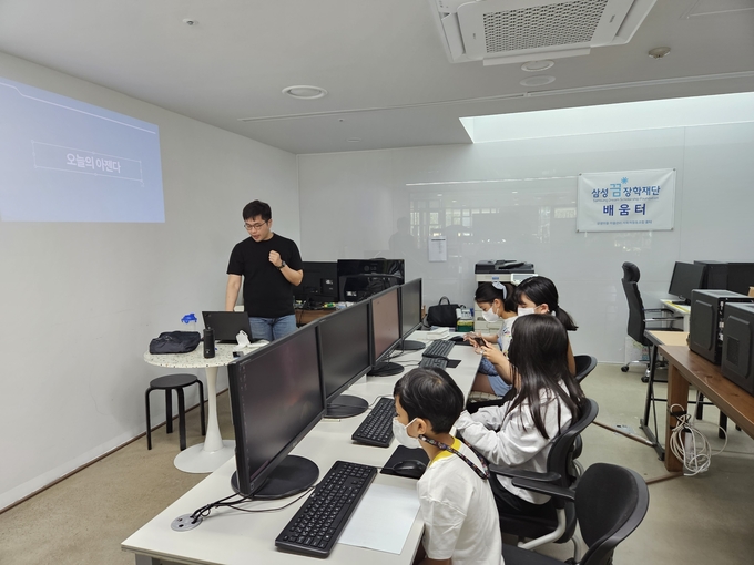지난 6월 ‘깊게 배우는 만들기 코딩 교육’을 받고 있는 아이들. ( 사진 = 상생마을 마을관리사회적협동조합 꿈터 제공 )