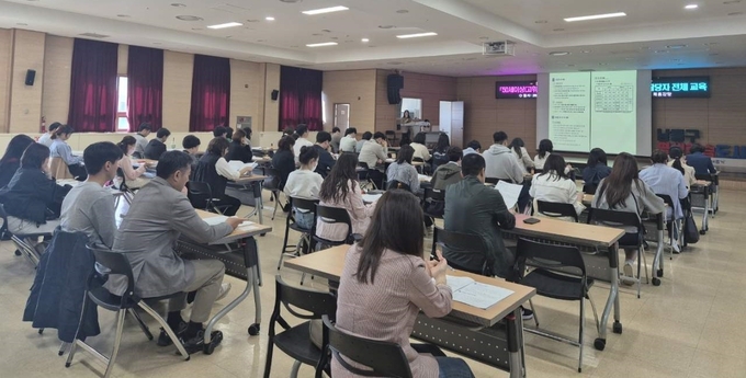 남동구가 고위험군인 50세 이상 1인 가구에 대한 생활실태 전수조사에 나서기 전, 행정복지센터 담당자들을 대상으로 사전 교육을 실시하고 있다. ( 사진 = 남동구 제공 ) 