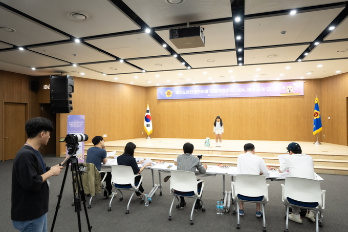 20일 경기도의회 대회의실에서 열린 웹드라마 ‘공동조례구역: JOA’의 배우 공개 오디션에서 한 아역 배우가 연기를 하고 있다. (사진=경기도의회 제공) 