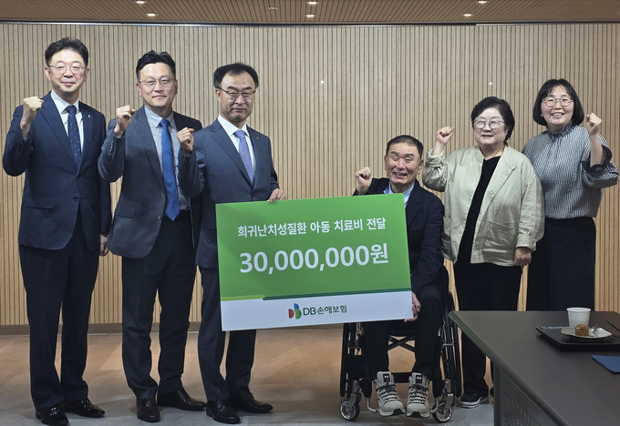 박성식 DB손해보험 부사장(왼쪽 3번째)이 김재학 한국희귀난치성질환 연합회장(오른쪽 3번째) 및 관계자들이 희귀난치성질환 아동 치료비 전달식을 갖고 기념촬영을 하고 있다. (사진=DB손해보험 제공)