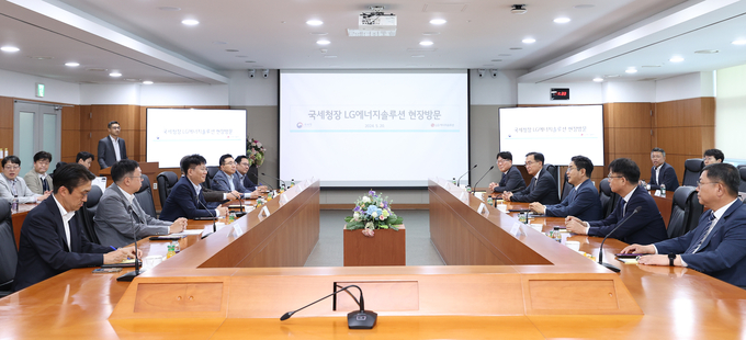 김창기 국세청장이 20일 LG에너지솔루션 에너지플랜트 현장을 방문했다. (사진=국세청 제공)