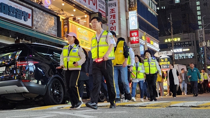  지난 19일 수원시 팔달구 인계동 인계박스에서 진행된 합동순찰에 참여한 자율방범대원. (사진=박진석 기자)