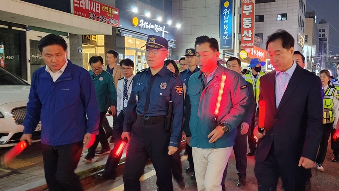  지난 19일 수원시 팔달구 인계동 인계박스 일대에서 민‧관‧경 합동순찰이 실시됐다. (사진=박진석 기자)