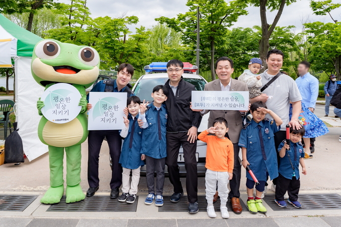 지난 11일 광교호수공원에서 열린 2024 수원시새빛가족축제에 참가한 이재준 수원특례시장과 수원시 거주 가족들의 기념촬영 모습. (사진=수원시 제공)