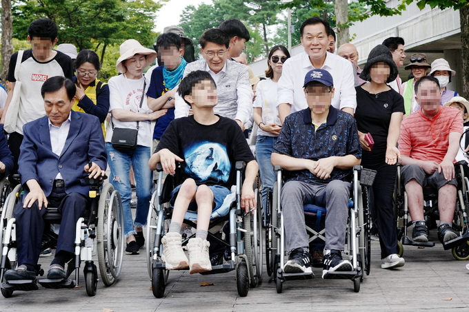 지난해 9월 진행된 장애인과 비장애인이 함께하는 걷기대회 모습. (사진=수원시 제공)