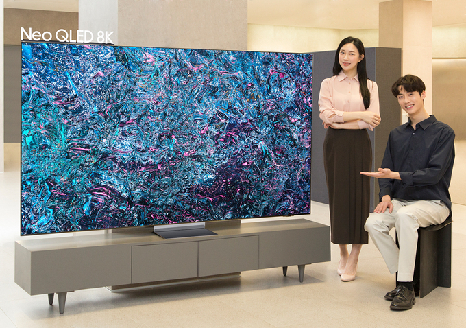 삼성전자 모델이 2024년형 Neo QLED 8K TV 신제품을 소개하고 있다. (사진=삼성전자 제공)