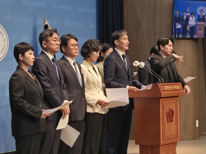 조국 조국혁신당 대표가 21일 국회 소통관에서 기자회견을 열고 채상병특검법 재의요구안 행사에 대한 입장을 밝히고 있다. (사진=김한별 기자)