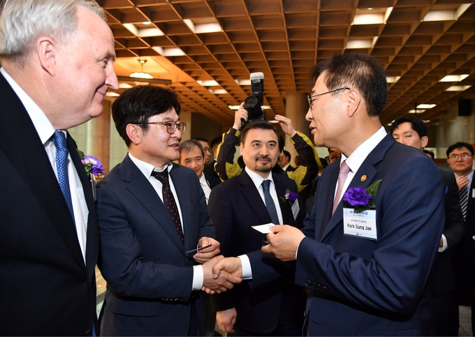 김병수 김포시장이 전국다문화도시협의회장 자격으로 법무부가 주최한 '제17회 세계인의 날' 기념식에 참여했다. 왼쪽부터 인요한 당선인, 김병수 시장, 카자흐스탄 누르갈리 아르스타노프 주한대사, 박성재 법무부장관.
