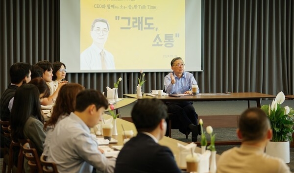 지난 20일 경남 진주시 LH 본사에서 이한준 LH 사장이 LH 청년 직원들과 허심탄회한 소통의 시간을 가지고 있다. (사진=LH 제공)
