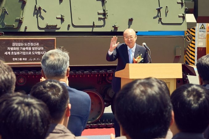 지난 20일 한화에어로스페이스 방산 부문 창원사업장을 방문한 김승연 한화그룹 회장이 직원들에게 손인사를 하고 있다. (사진=한화그룹 제공)