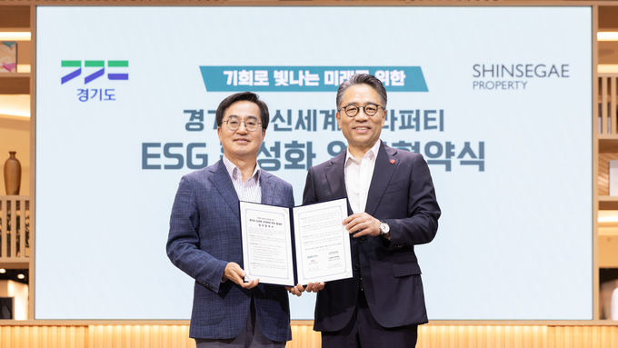 21일 스타필드 수원에서 진행된 신세계프라퍼티와 경기도의 ESG 활성화 업무협약식에서 김동연 경기도지사(왼쪽)와 임영록 신세계프라퍼티 사장(오른쪽)이 기념사진을 촬영하고 있다. (사진=신세계프라퍼티 제공)
