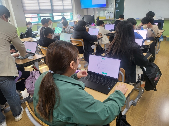 교실에서 인터넷 수업을 받고 있는 학생들 ( 사진 = 인천시교육청 제공 ) 