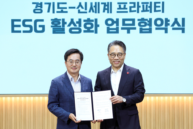 21일 수원 스타필드에서 진행된 경기도-신세계 프라퍼티 ESG 활성화 업무협약식에서 김동연 경기도지사와 임영록 신세계 프라퍼티 대표이사가 협약을 맺고 기념촬영을 하고 있다. (사진=경기도 제공)