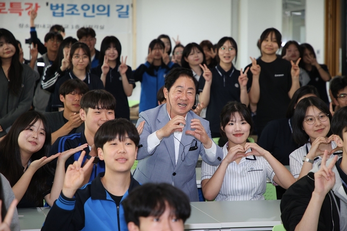 주광덕 남양주시장이 평내고등학교에서 진로 특강을 마치고 학생들과 기념사진을 찍고 있다. (사진=남양주시 제공)