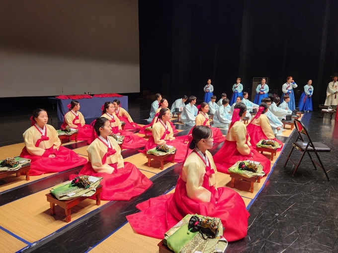 용인특례시가 용인대학교 재학생 24명을 대상으로 ‘찾아가는 예절교육’과 전통성년식을 열었다. (사진=용인시 제공)