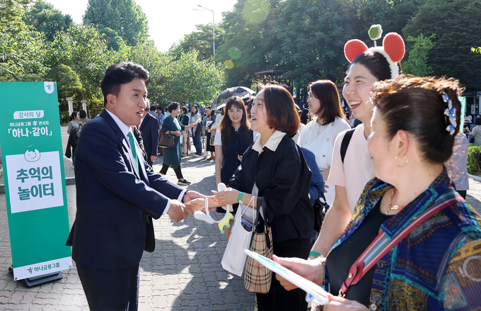 함영주 하나금융그룹 회장이 효(孝) 콘서트에 참석한 그룹 직원 및 부모님들과 반갑게 인사를 나누고 있다. (사진=하나금융그룹 제공)