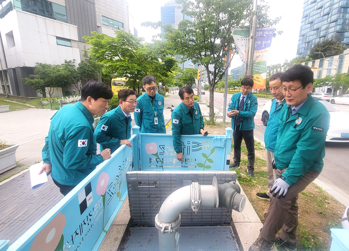 합동점검반이 송도 지하공동구 시설물을 살펴보고 있다. ( 사진 = 인천시설공단 제공 )
