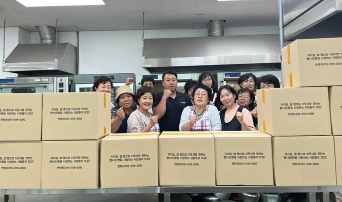가평군 소재 '빵을 사랑하는 사람들의 모임'이 직접 만든 사랑의 호두단팥빵 700개를 북면행정복지센터에 기탁했다. (사진=가평 북면 행정복지센터 제공)