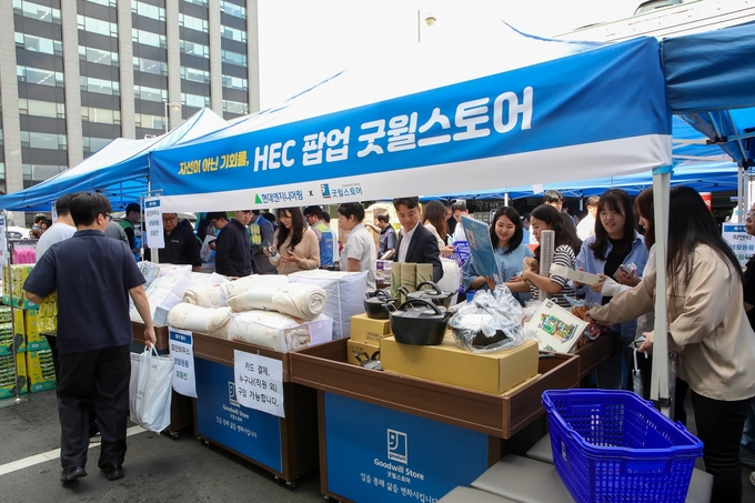 지난 21일, 현대엔지니어링 계동 본사에 마련된 굿윌스토어 팝업스토어에서 임직원과 지역민들이 물품을 구경하고 있다. (사진=현대엔지니어링 제공)