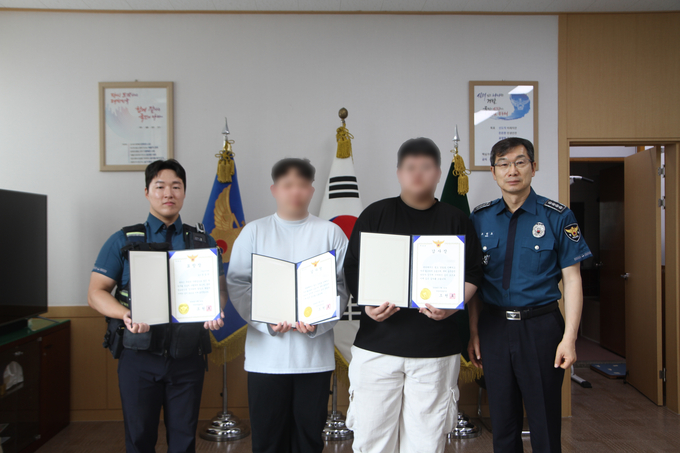  의정부경찰서가 음주운전자 검거에 도움을 제공한 시민에 감사와 포상금을 전달했다. (사진=의정부경찰서 제공)