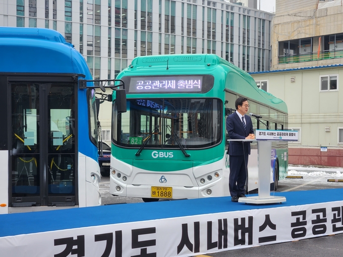 지난 1월 10일 경기도청 야외 주차장에서 열린 경기도 시내버스 공공관리제 출범식에서 김동연 경기도지사가 인사말을 하고 있다. (사진=이유림 기자)