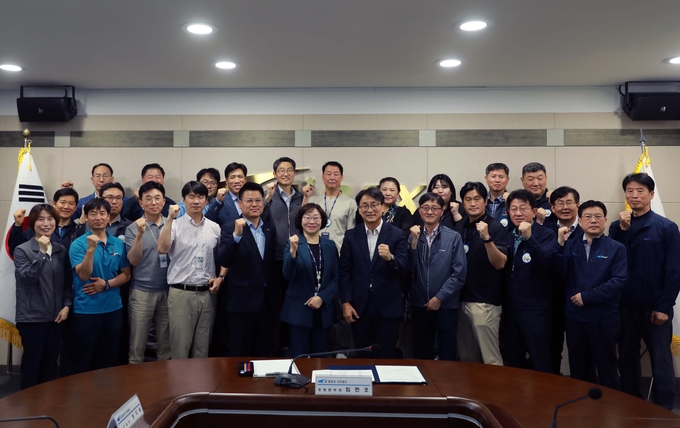 임헌조 공항철도 경영본부장(첫째줄 중앙 오른쪽)은 19개 협력사 관계자들과 상생안전보건협의회를 개최하고 기념촬영을 하고 있다. ( 사진 = 공항철도 제공 )