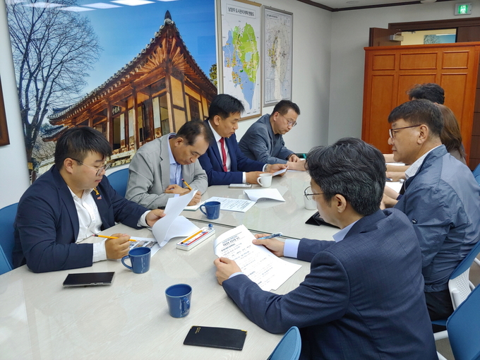지난 21일 남양주시청에서 경기도의회 백현종(국힘·구리1), 김창식(민주·남양주5), 유호준(민주·남양주6), 이은주(국힘·구리2) 의원이 경기도 관계자들과 업무보고를 하고 있다. (사진=경기도의회 제공)