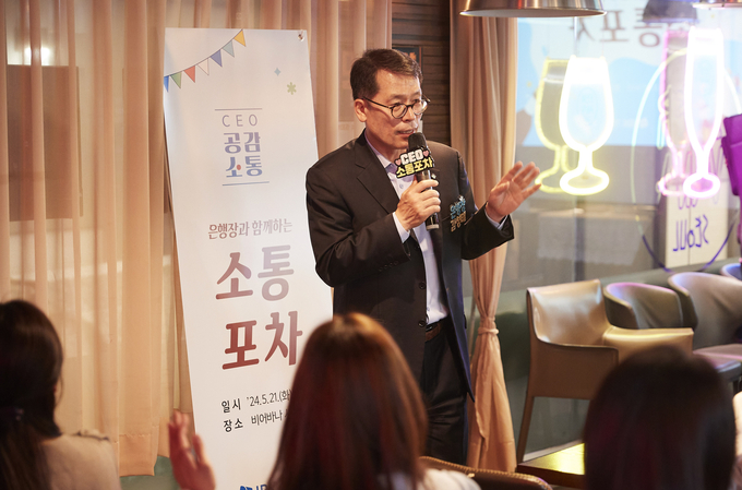 김성태 IBK기업은행장이 ‘소통포차’에서 직원들과 대화를 하고 있다. (사진=IBK기업은행 제공)