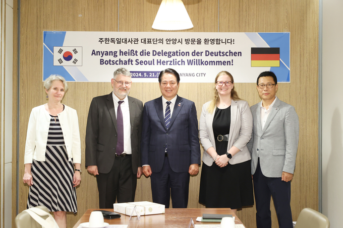 최대호 안양시장(가운데)과 외른 바이써트 주한독일대사관 공관차석(왼쪽 두 번째)이 21일 관내 식당에서 간담회를 가진 뒤 기념촬영을 하고 있다.(사진=안양시 제공)