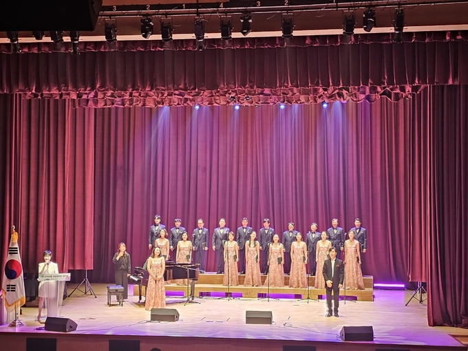 2부 공연에서 수원시립합창단이 공연을 하고 있다. (사진=고륜형 기자)