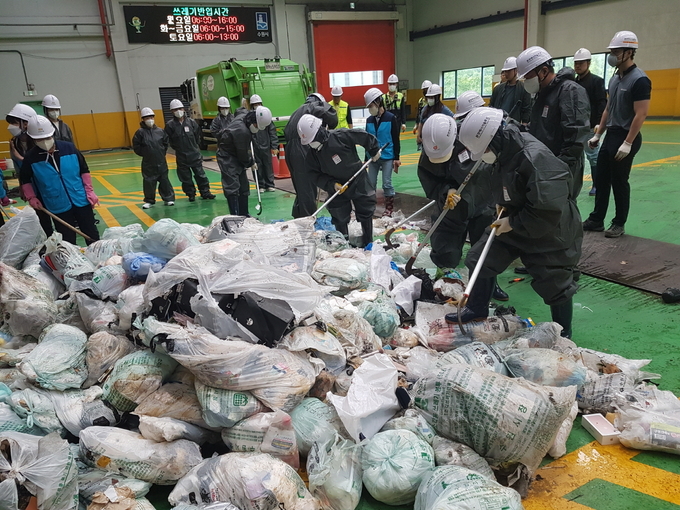 수원시 공직자, 수원시자원회수시설 주민감시요원들이 생활폐기물을 검사하고 있는 모습. (사진=수원시 제공)