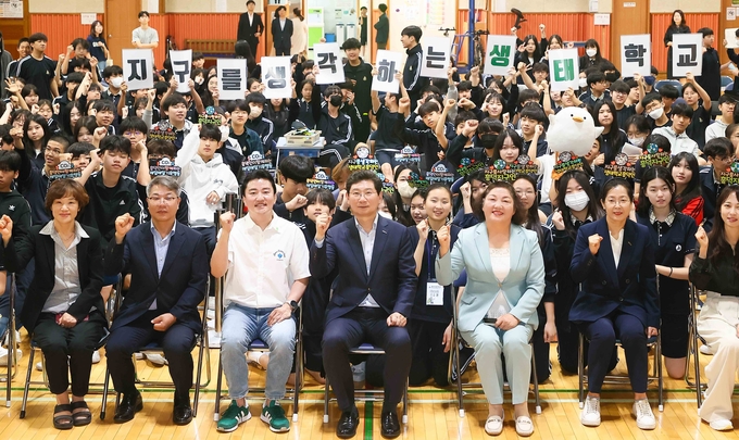 이상일 용인시장이 기흥구 영덕동 흥덕중학교에서 ‘기후 위기 대응과 남극 이야기’를 주제로 환경 특강을 했다. (사진=용인시 제공)