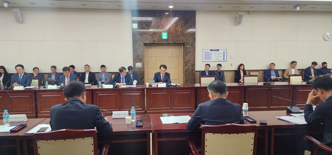 하은호 군포시장(사진 중앙)이 22일 정부서울청사에서 '국토부-경기도-1기신도시-LH 단체장 간담회'에 참석해 선조지구 사업에 행정력을 동원 지원하겠다고 밝혔다 (사진=군포시 제공)