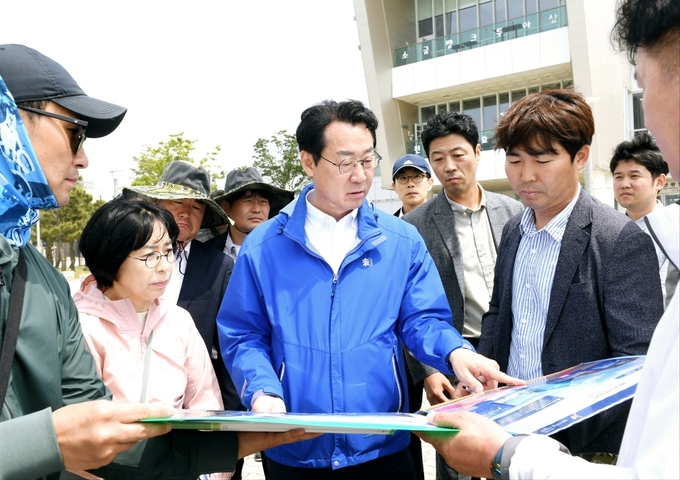 정명근 화성시장이 ‘제14회 화성 뱃놀이 축제’ 개막을 앞두고 행사장 사전점검을 위해 현장 로드체킹에 나섰다. (사진=화성시 제공)