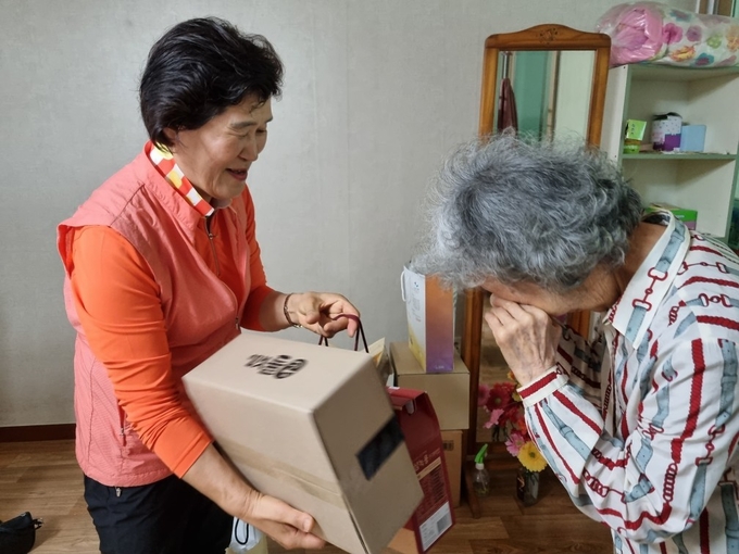 가평군 조종면 명예사회복지공무원이 결연가구를 1:1로 방문해 안부확인과 후원물품을 전달했다. (사진=가평군 조종면 행정복지센터 제공)