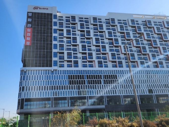 매매대금반환 청구 소송이 제기된 남양주 ‘현대힐스 에비뉴 지금 디포레’, 건물 외벽 현수막에 영화관 입점 확정이라는 문구가 적혀있다.(사진=소송 원고 측 제공)