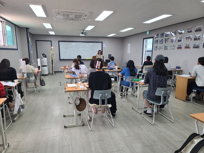 간호 수강생들에게 이명희 원장이 수업을 진행하고 있다.
