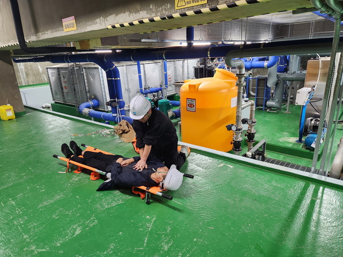 남동구 도시관리공단이 밀폐공간 안전사고 예방을 위해 현장 근로자를 대상으로 구조훈련을 실시하고 있다. ( 사진 = 남동구 제공 )