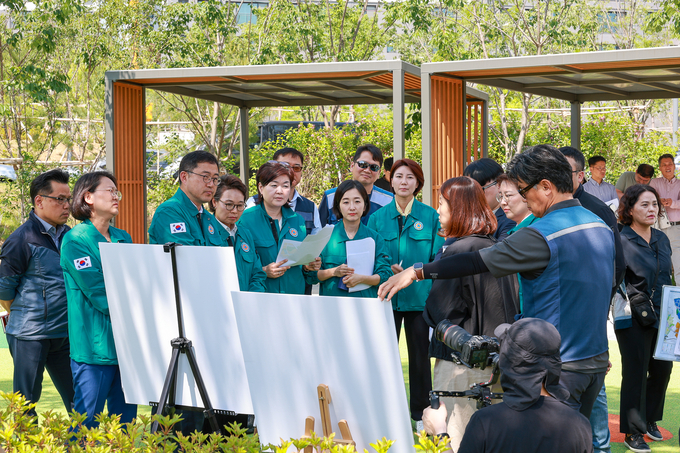 과천시의회가 과천지식정보타운 공공주택지구(이하 과천지식정보타운) 1단계 준공을 앞두고 해당 시설에 대한 현장 점검을 실시하고 있다. (사진=과천시의회 제공)